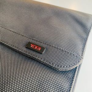 TUMI folder / laptop case